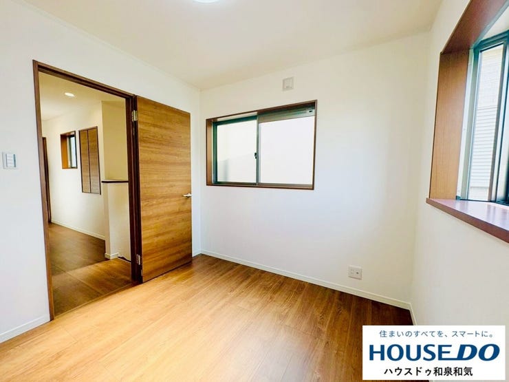 窓も多く優しい日差しが入る洋室です