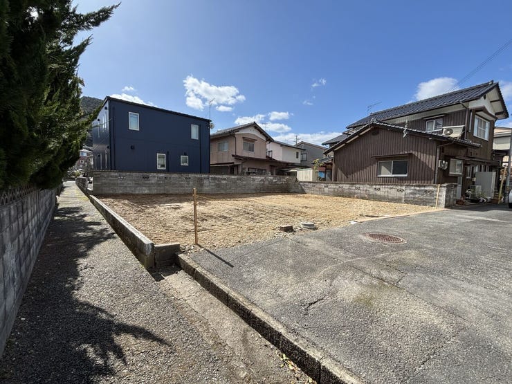 南西側の隣地は庭なので隣地建物と距離が取れ日当たり、通風◎