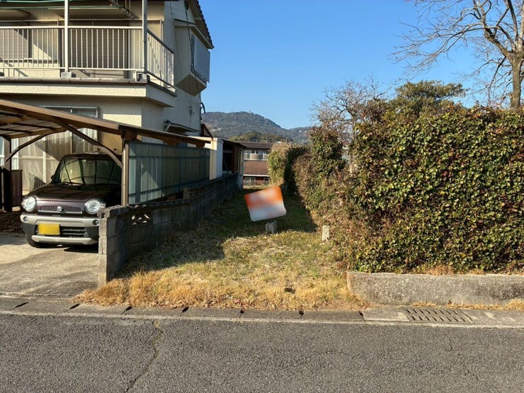 前面道路から旗竿地の竿部分を撮影した画像です。接道部分は2.6m、竿の幅員は2mあります。