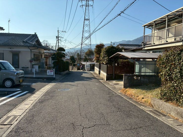 本物件接道箇所を前面道路から西向きに撮影した画像です。