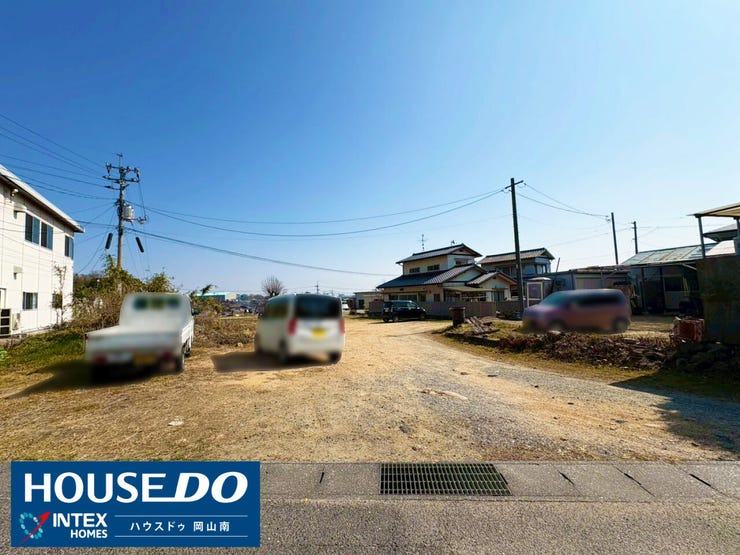 【複数台の車両管理も楽々!】
道路に面した間口が広いため、複数の車両を並列で駐車したり、頻繁な出入りもスムーズに行えます!建築条件なしの広い土地を活かして、資材置き場兼駐車場などに利用できます!