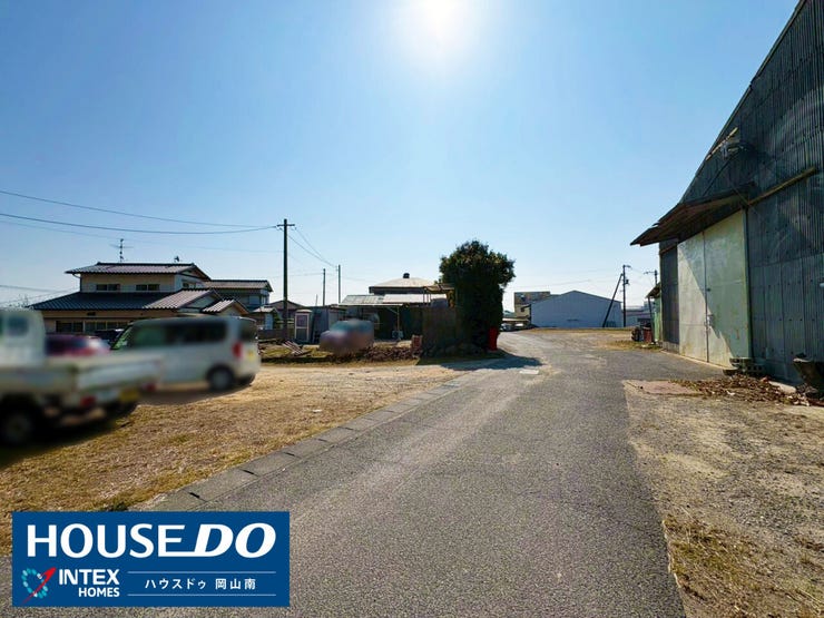 【搬入路も安心!スムーズな導線を確保】
敷地への入り口が広く、大型車の切り返しも余裕を持って行える安心の設計!駅に近い利便性と、大型車が自在に動かせる機能性を兼ね備えた希少な物件です◎