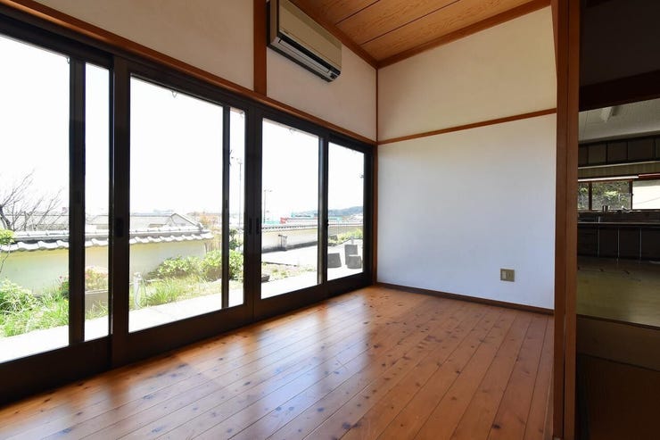 ★長岡小学校区★
4帖洋室は外を眺めてゆったり過ごせる空間です♪