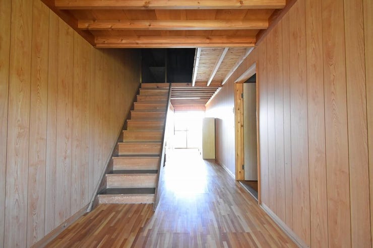 ★長岡小学校区★
屋根裏収納への階段