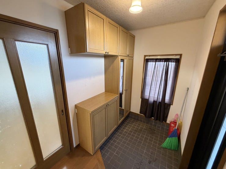 室内(2026年2月)撮影
◎現地案内予約受付中!◎
湿気やにおいが気になる時も気軽に換気できる小窓付きの玄関です!