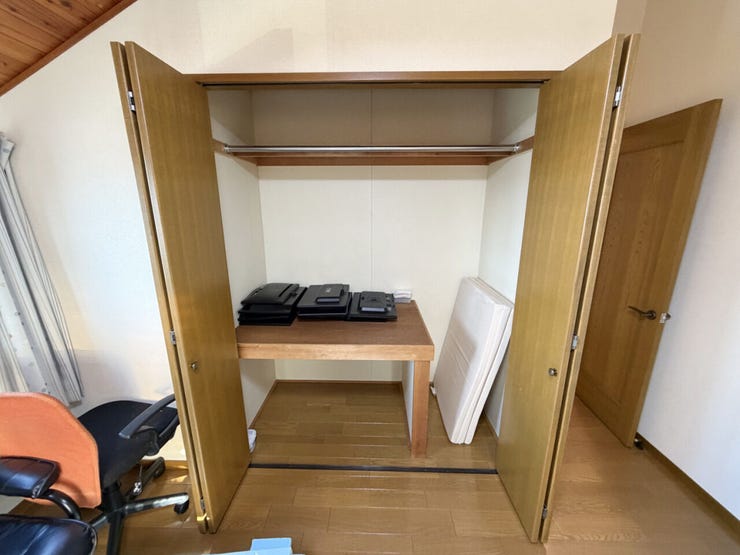 室内(2026年2月)撮影
◎現地案内予約受付中!◎
折れ戸は開口部の幅が広く、収納全体を見渡すことができ、大きな物も出し入れもしやすいです!