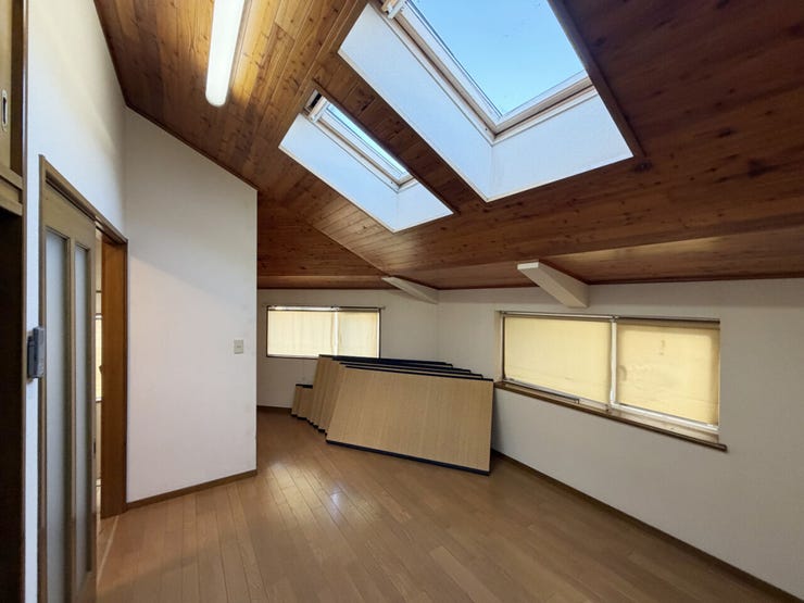 室内(2026年2月)撮影
◎現地案内予約受付中!◎
窓からたっぷりと光が差し込む9.8帖の洋室です♪