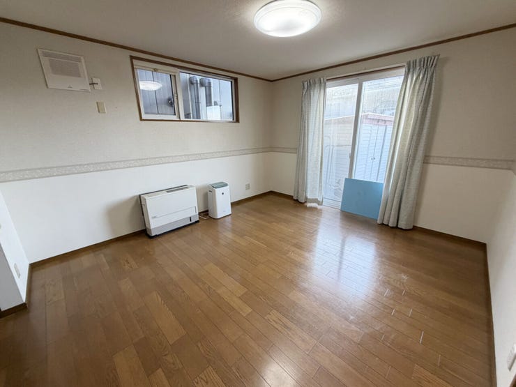 室内(2026年2月)撮影
◎現地案内予約受付中!◎
13.5帖のコンパクトサイズのリビングは、広いリビングと比べ光熱費を抑えやすく、掃除をする面積が少ない分、手間も省けます!