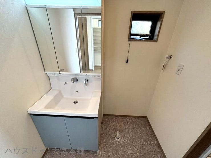 洗面台の三面鏡の裏には収納スペースがございます。洗面器周りを常にすっきりさせることができますね♪