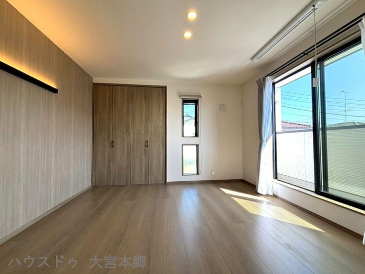 二面窓を確保した明るい室内は風通しが良く、さわやかな風を感じることができます♪