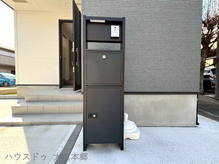非対面で郵便物を受け取ることができる宅配ボックスを搭載した門柱。時間指定や再配達といった手間を気にせず、お荷物を受け取ることができます♪