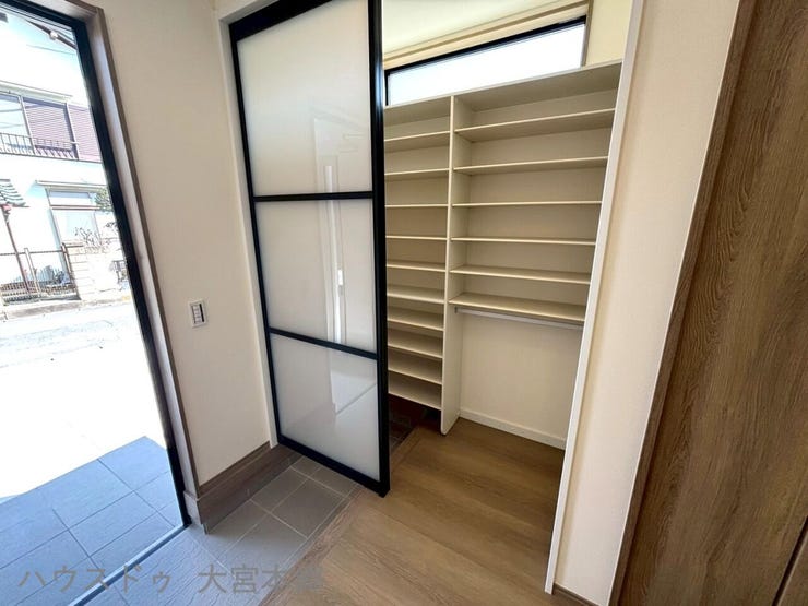 シューズボックスは稼働棚となっているので、サンダルから高さのあるブーツやハイカットスニーカー、レインブーツ、ハイヒールまで収納可能です♪