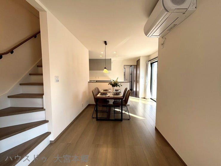 ご家族のコミュニケーションが取りやすいリビング階段を採用★