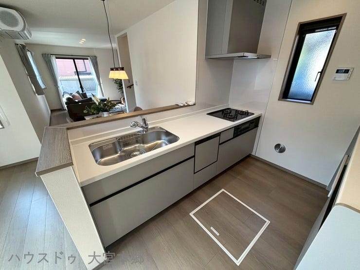 対面式キッチンなのでお子様の宿題や勉強を見ながら食事の準備ができます。ご家族との会話を楽しみながらのお料理は楽しくなりますね♪