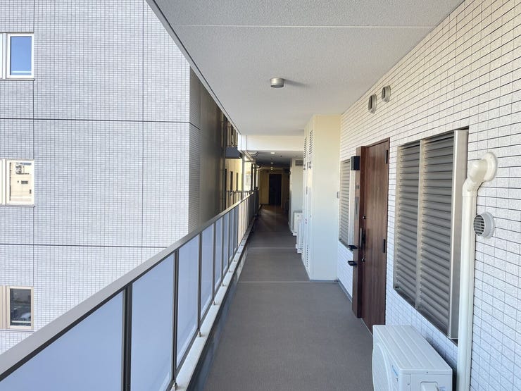 各区分所有の入居者様共有の玄関前通路