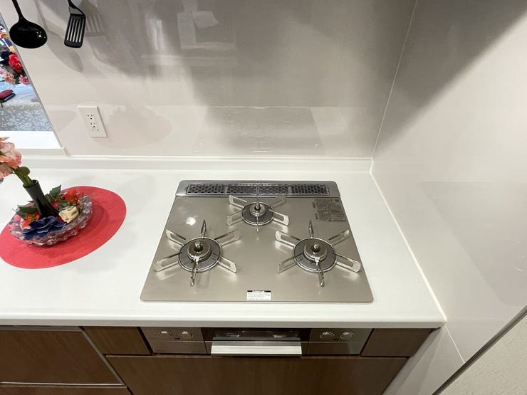ビルトインコンロはガラストップの上位機種を収め、上部にスリムレンジフードを装備