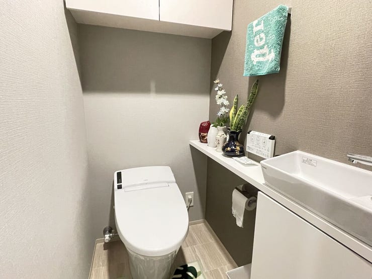 タンクレスの温水便座洗浄のトイレ、スリムでキレイ