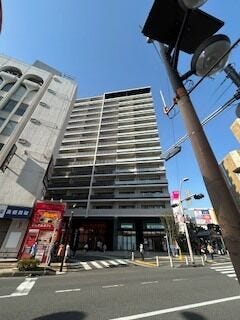 前面道路は本厚木駅の歩行者スクランブル交差点