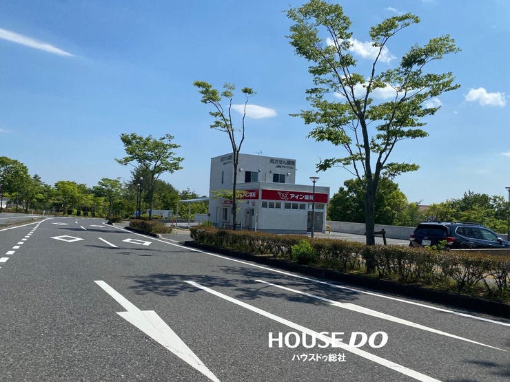 病院や学校にもほど近い爽やかな大通りの様子