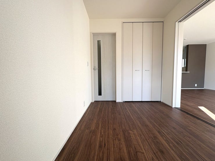 4.38帖の洋室。全居室収納スペースを完備しており、お部屋がすっきりまとまります!