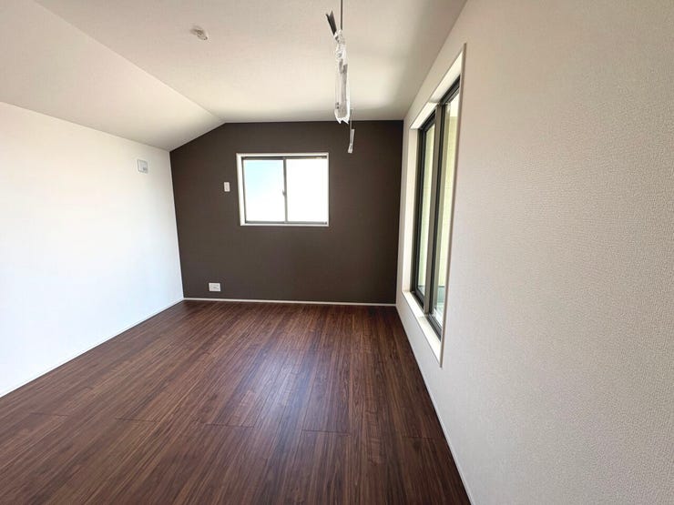 7.25帖の洋室。南側バルコニーに面しており、明るい光を取り込みやすい空間♪