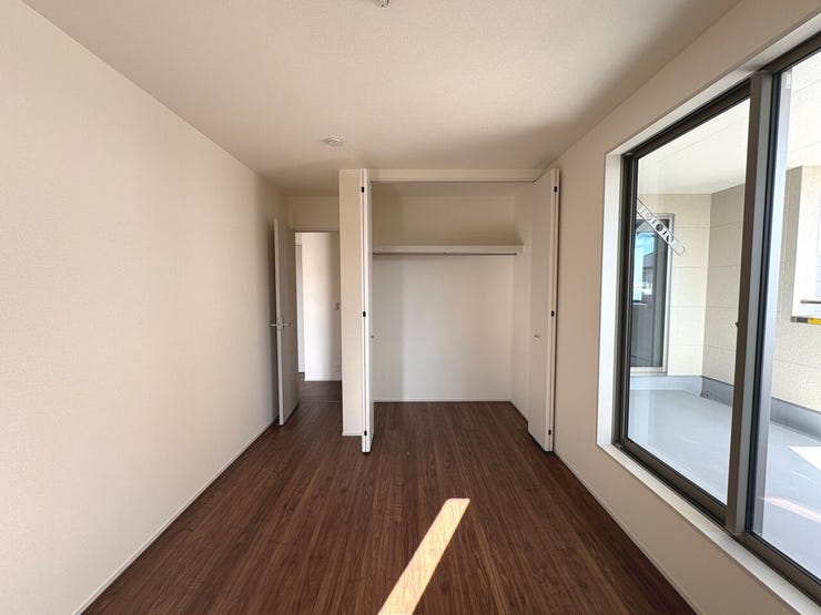 6.5帖の洋室。お子様の学校用品もすっきり収納できるクローゼットを完備しております。