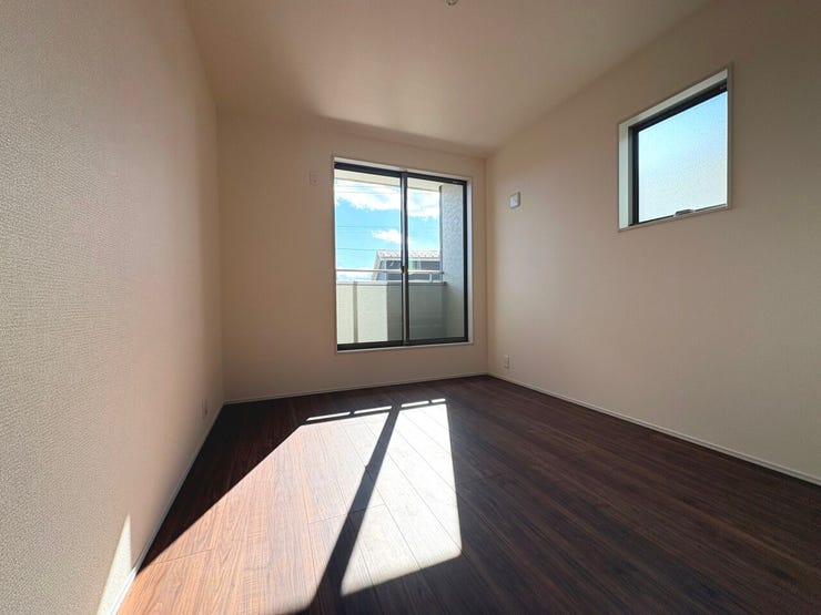 5.5帖の洋室。全居室フローリングにつきお部屋のお掃除も楽々!