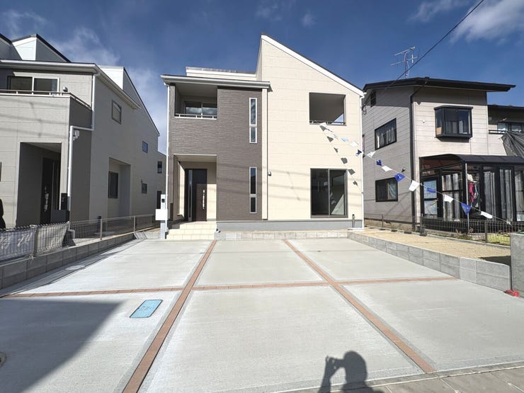 並列3台駐車可能なカースペースを完備しております。