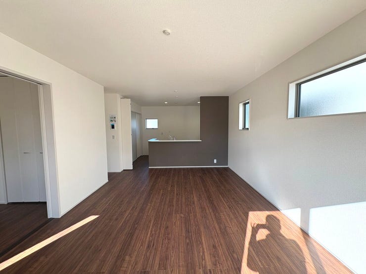 17.25帖のリビング。三面窓で明るさを取り込んだ空間です♪