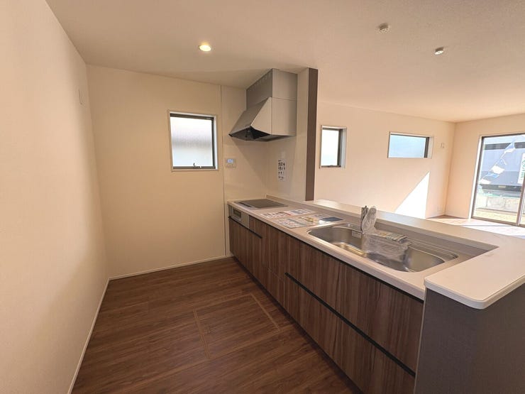 リビング全体を見渡せるカウンターキッチン。お料理中もご家族の様子が確認でき安心です!