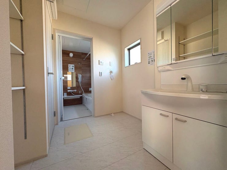 三面鏡の洗面化粧台。可動棚付きの洗面室でリネン類の保管も可能です!