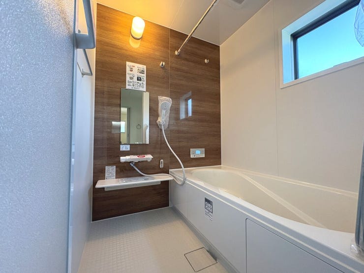 浴室暖房乾燥機付きでいつでも快適なバスタイムに♪雨の日や夜間の洗濯物干しにも活躍します!