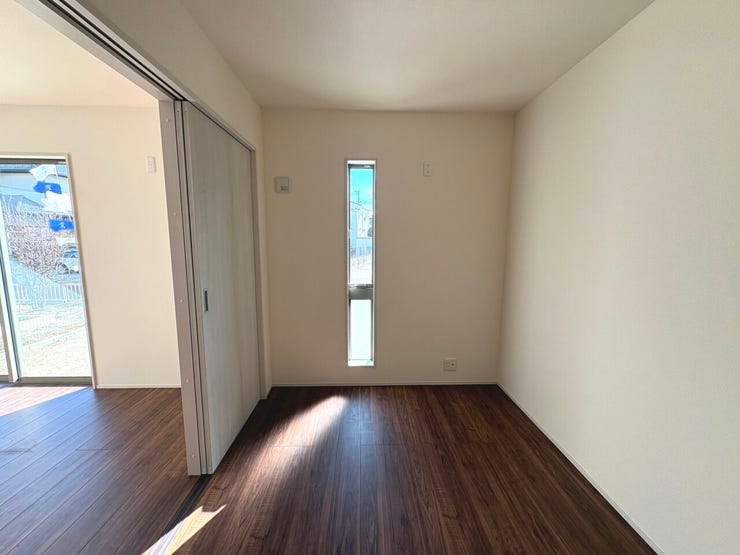 4.38帖の洋室。リビングと廊下から出入り可能です。ご家族のライフスタイルに合わせたご使用が◎