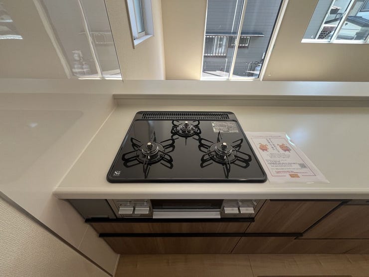 お手入れがしやすいガラストップの3口コンロを採用。同時に複数の料理を作ることができ、毎日の調理時間がぐっと快適になります。