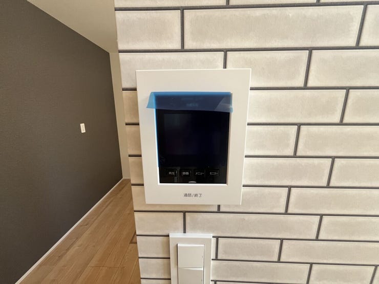 来訪者の顔がしっかり確認できる安心のカラーモニター付きインターホン。防犯面に配慮され、小さなお子様のお留守番も安心です。