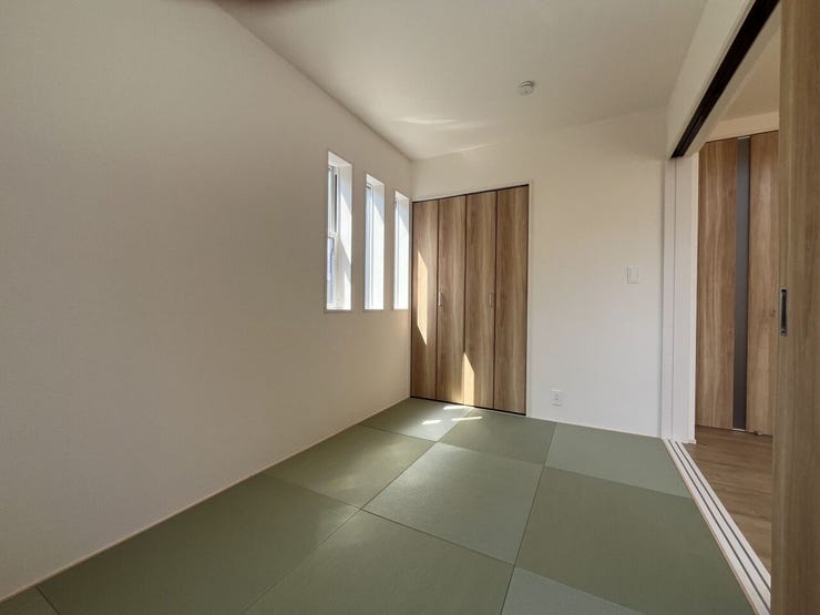 落ち着いた色合いの縁なし畳を採用したモダンな和室。自然光が心地よく差し込む明るい空間で、リラックスしたプライベートタイムを楽しめます。