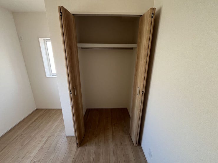 上下にハンガーパイプや棚をしつらえた、収納力抜群のクローゼット内部。お洋服はもちろん、バッグなどの小物類もきれいに整理整頓できる使い勝手の良い設計です。