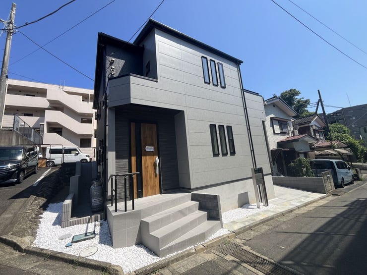 木目調の温かみある玄関ドアがアクセントになった外観デザイン。カースペースもゆとりがあり、お車の駐車もスムーズです。