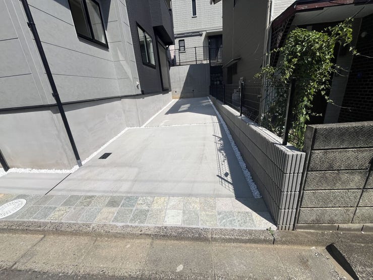 お車の駐車はもちろん、自転車などもゆったりと置ける広々としたカースペース。前面道路もすっきりとしており出し入れも快適です。