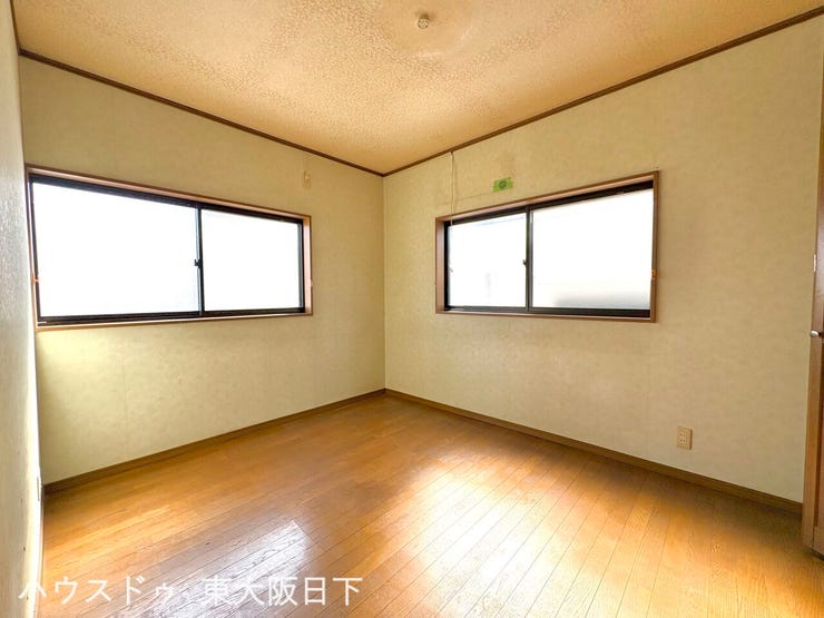 1階洋室6帖:リビングと隣接する6帖の洋室。扉を開けたままにすると開放的な空間が広がります。テレワークなど集中して作業をしたいときは閉めて、個室としてお使いいただけます♪