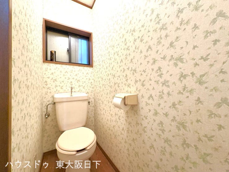 トイレ:空気の換気と窓からの光の明るさに配慮した清潔感のあるトイレです♪