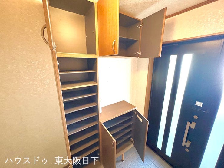 玄関:シューズクローゼット付きの玄関♪ゴルフバッグやベビーカーなども収納できます♪