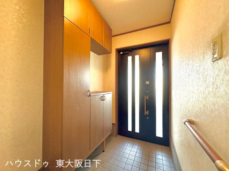 玄関:シューズボックス付きの玄関です。シューズボックス上には、お気に入りの雑貨や写真などを飾って、空間を彩れそうです♪