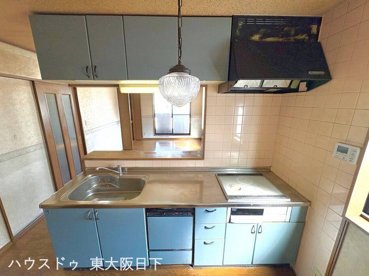 2階キッチン:IHクッキングヒーター・食器洗乾燥機搭載。上下に収納スペースがあり、調理器具などを収納していただけます。