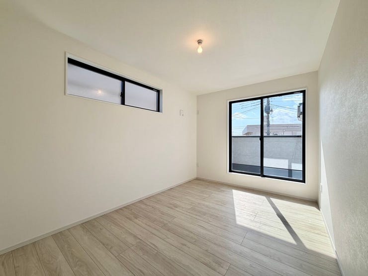 〈10.5帖〉※WIC含む
バルコニーに面した明るい洋室が気分をリラックスさせます♪