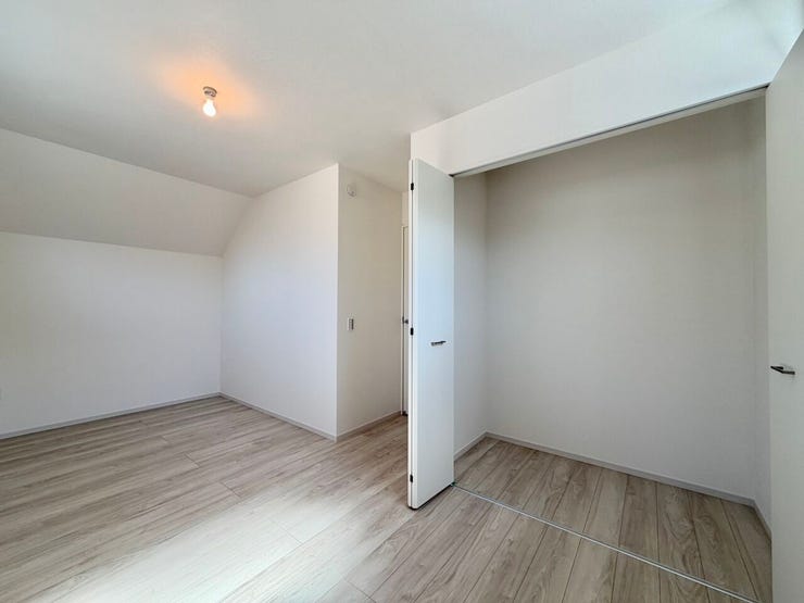 〈7.3帖〉収納スペースが広いので、部屋に荷物が出ることもなく生活感を隠せるのは嬉しいですね♪