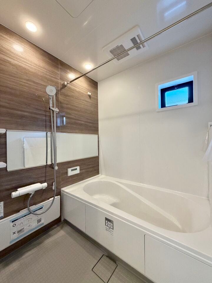 広々1坪タイプのゆったり浴室♪明るい色調のユニットバスで日ごろの疲れを癒しましょう♪