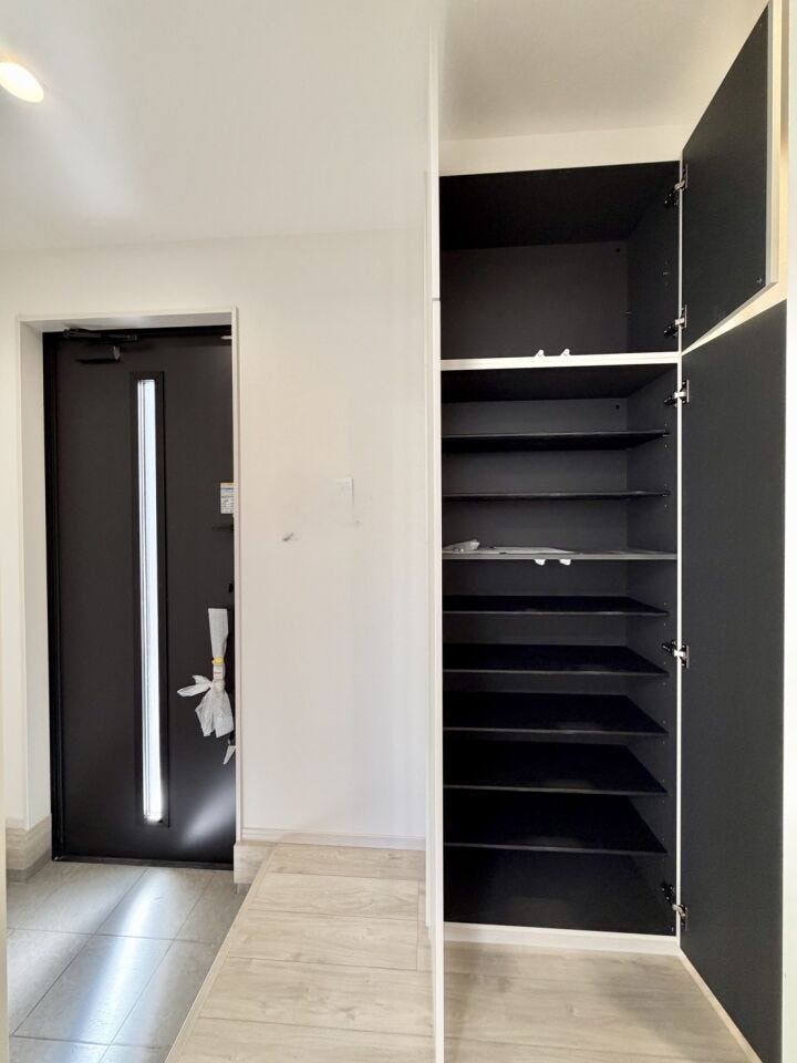 大きなシューズボックスでスッキリとした玄関を保てます♪