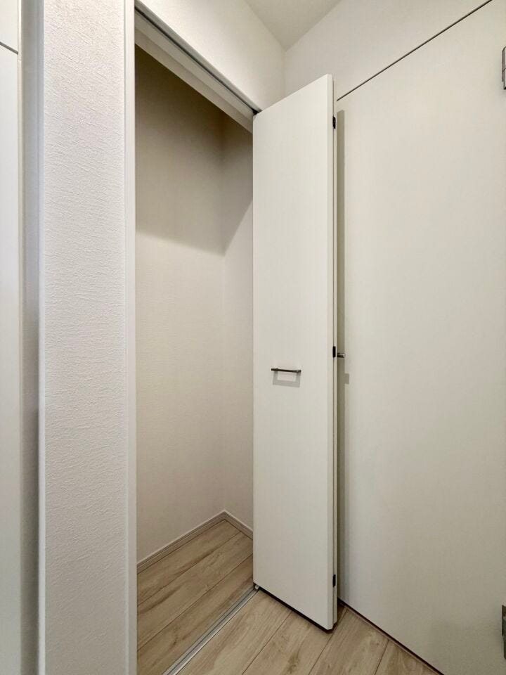 〈廊下収納〉出し入れが楽な廊下収納には掃除機などの日用品を収納するにも便利♪