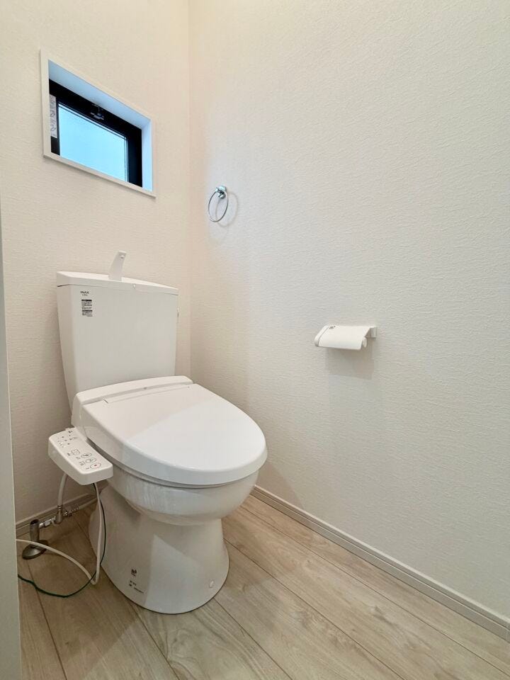 〈1階トイレ〉お手入れしやすい温水洗浄便座で、毎日快適♪